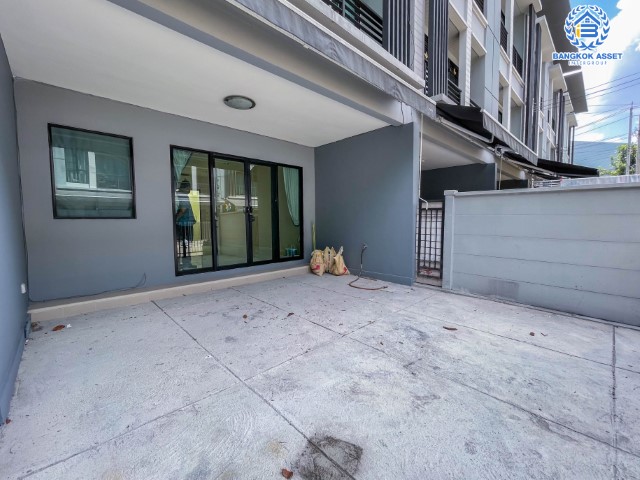 *****ทาวน์โฮมมือสองย่านนนทบุรี ม.บ้านกลางเมือง รัตนาธิเบศร์ เนื้อที่ 18.1 ตร.ว. ฟังก์ชันจัดเต็ม 3 ห้องนอน 3 ห้องน้ำ 2 ที่จอดรถ บ้านสภาพดี ไม่เคยเข้าอยู่ บนทำเลแห่งการเดินทาง เพียง 5 นาทีก็ถึงรถไฟฟ้าสายสีม่วง "สถานีบางกระสอ" ใกล้เซ็นทรัล รัตนาธิเบศร์ และทางด่วน "ศรีรัช"